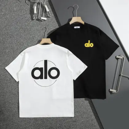 包邮 【区别市面普通版本】 2026早春新款纯棉中空立体刺绣情侣休闲圆领短袖T恤 爆火的alo短袖!可以当情侣装穿!好喜欢这种简简单单的感觉,300g纯棉面料,简单大气的款式,甄选优质100%纯棉,面料密度紧实久穿不易变形,微弹力柔软有质感,上身舒适性与透气性绝佳! 胸前绿色精密刺绣log点缀,背后巨幅中空刺绣更显高端.都市简约又不简单的休闲经典圆领版型,不挑年龄身材,包容性很强,上身轻松驾驭! 颜色: 白色 黑色 S: 肩宽50 胸围108 袖长21.5 衣长70 M: 肩宽52 胸围112袖长22.5 衣长72 L: 肩宽54 胸围116袖长23.5 衣长74 XL: 肩宽56胸围120袖长24.5 衣长76 体重: 100斤-140斤推荐穿 S 140斤-160斤推荐穿 M 160斤-180斤推荐穿 L 180斤-210斤推荐穿XL 测量过程存在1-2cm误差为正常情况